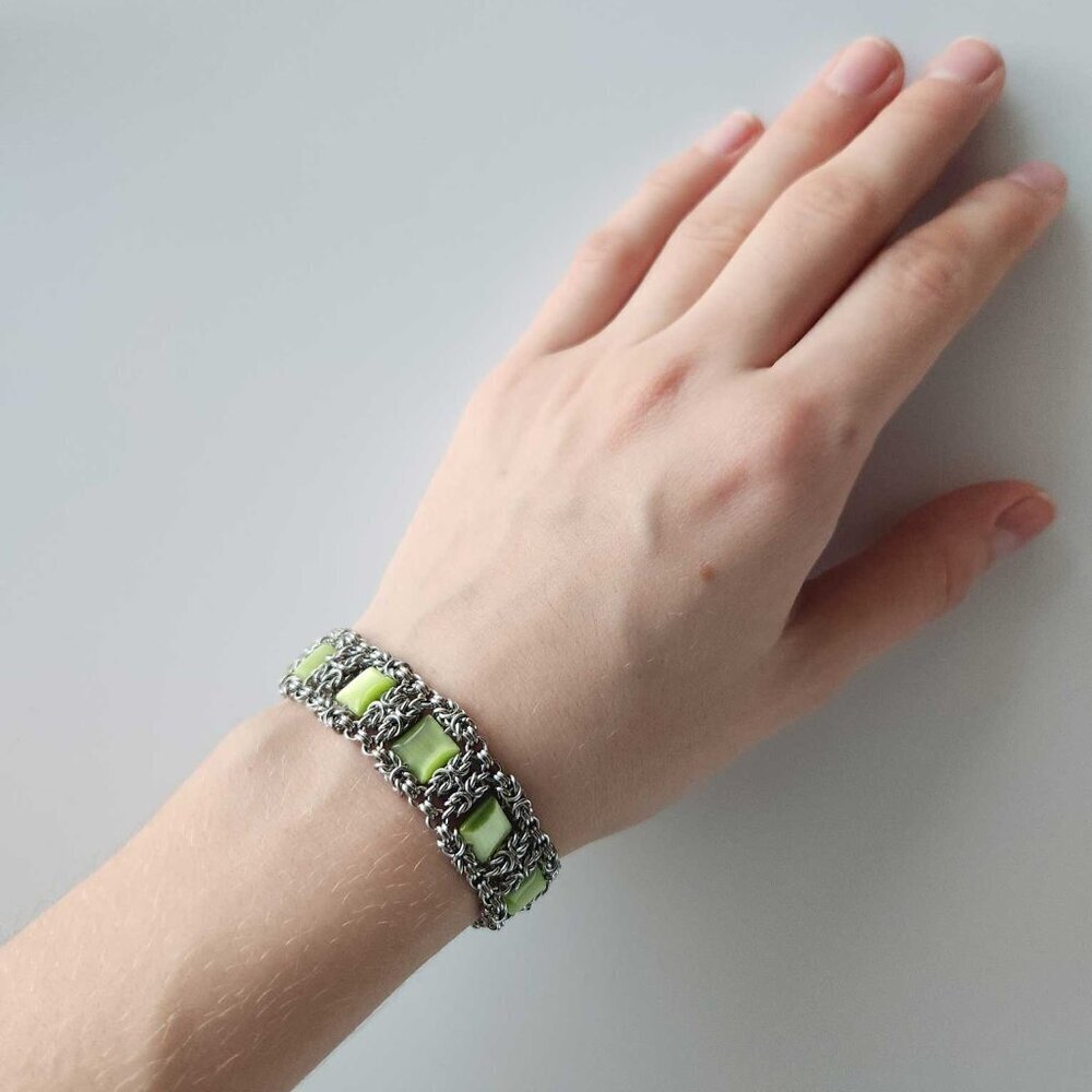 Vintage timeless green and silver chainmail square bracelet - Picture 4 of 12